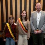 thumbnail_Stad Lommel – Kinderburgemeester Maud Geysen met kinderschepen Oscar Kuppens en burgemeester Bob Nijs